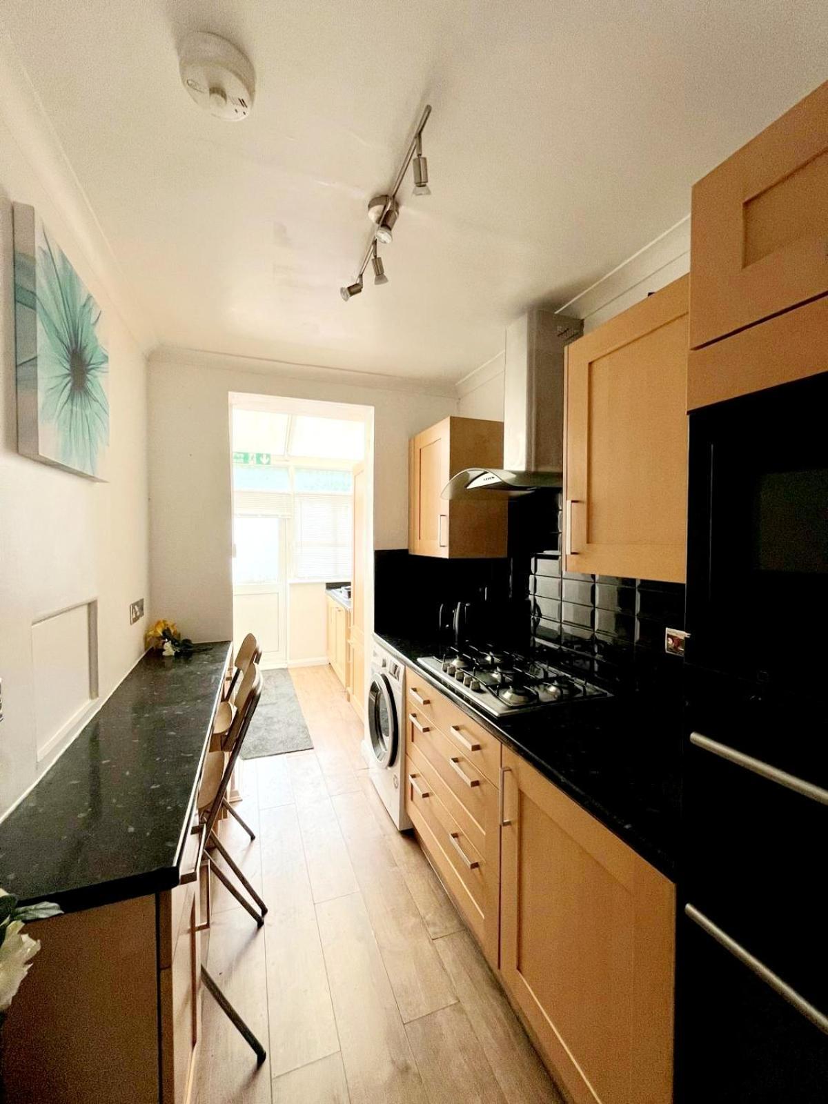 Cosy Room Stay 4 Саттон Екстер'єр фото